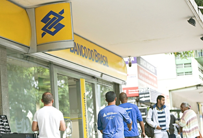 Caixa e Banco do Brasil cortam 21,2 mil empregados
