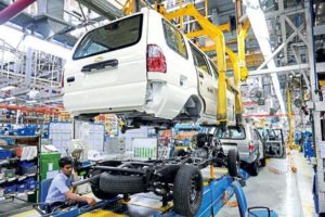 Na contramão: Em mundo repleto de robôs, fabricantes de carros contratam mais humanos