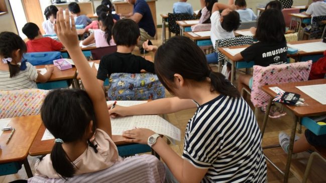 Lições do Japão ao Brasil incluem professores valorizados, pais voluntários e alunos “faxineiros”