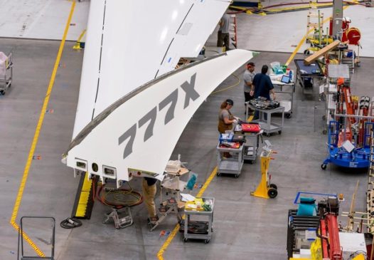 Avião comercial da Boeing terá asas dobráveis