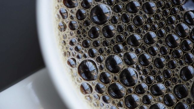 Caneca inteligente mantém a temperatura da bebida e diz quanta cafeína você ingeriu