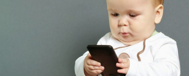 Uso de celulares por crianças provoca distúrbios do sono e baixo desempenho escolar