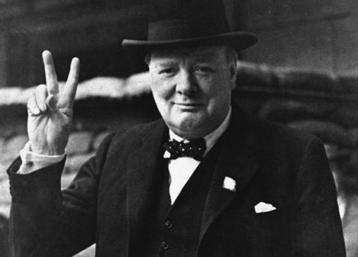 Quem foi Winston Churchill, cujo livro foi mostrado por Bolsonaro em discurso