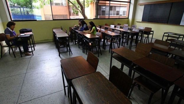 Os profissionais de países vizinhos que aproveitam a crise para economizar estudando em universidades na Venezuela
