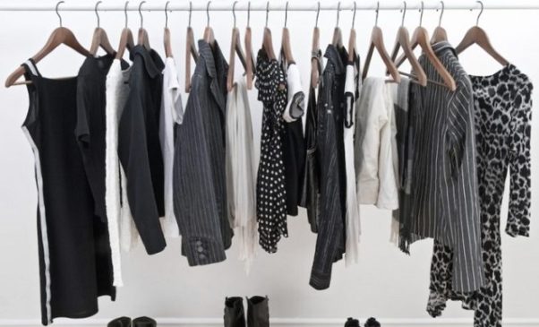 Um guarda-roupa enxuto e muita criatividade são a chave para o consumo consciente