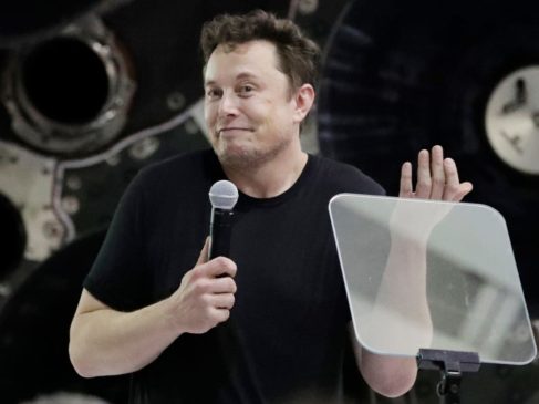 Musk busca profissionais para a Tesla: “não ligo se não tiver ensino médio completo”