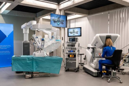 Médico usa robô para operar paciente a 56 km de distância e marca avanço histórico na medicina